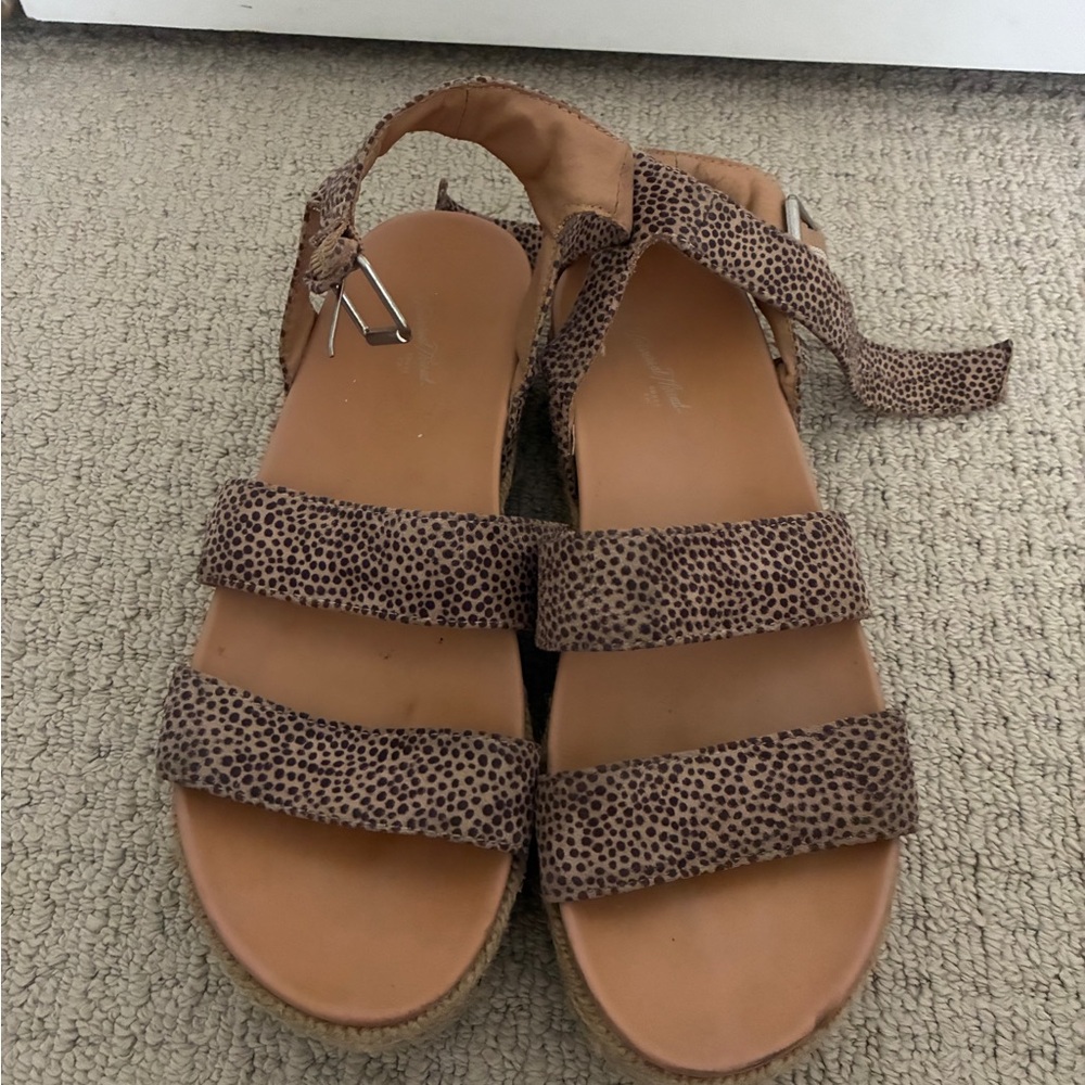 Universal Thread Brown Sandals Espadrille Style - Picture 3 of 7